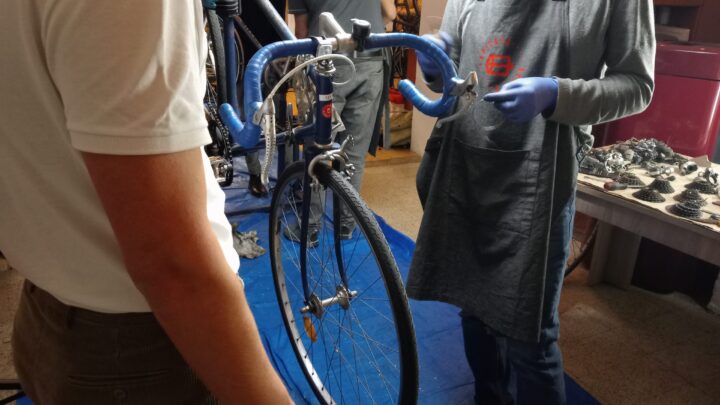 Aggiustano gratis le biciclette a studenti e migranti, è la ciclofficina popolare a Bolzano