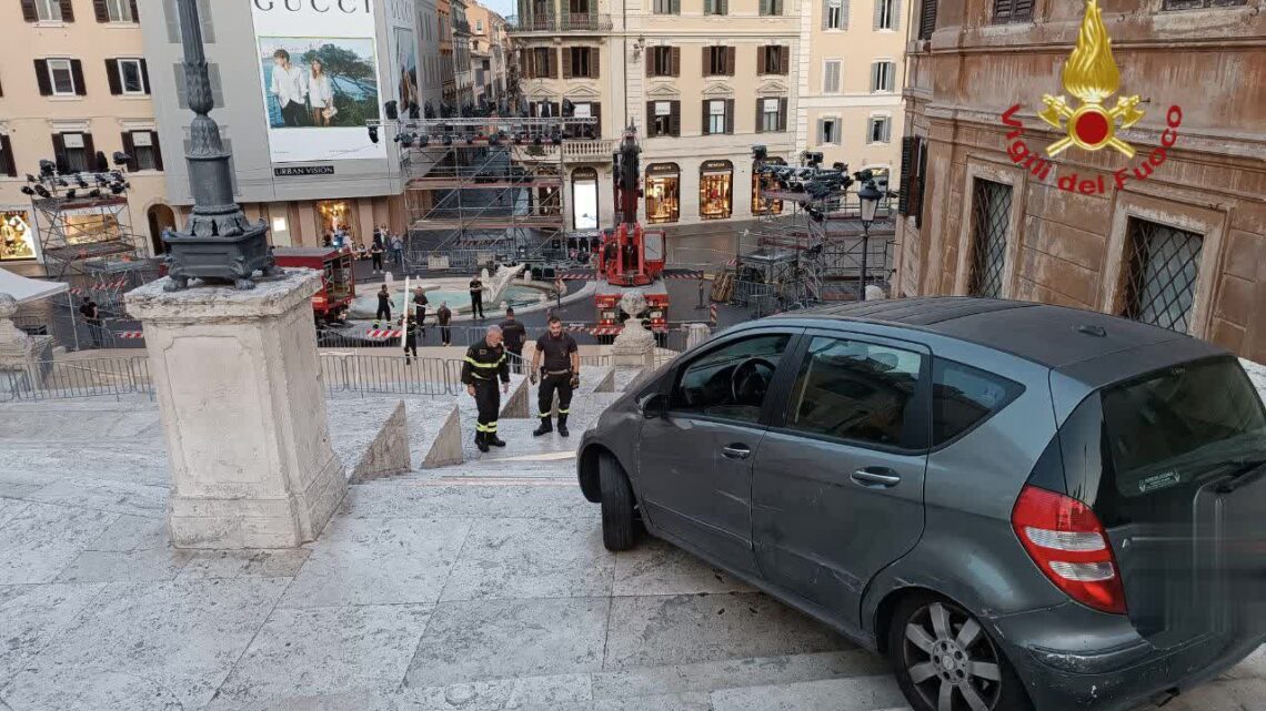Scende con l’auto la scalinata di Trinità dei Monti in piazza di Spagna a Roma, intervento per salvare il monumento Scende con l’auto la scalinata di Trinità dei Monti in piazza di Spagna a Roma, intervento per salvare il monumento