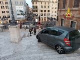 Scende con l’auto la scalinata di Trinità dei Monti in piazza di Spagna a Roma, intervento per salvare il monumento