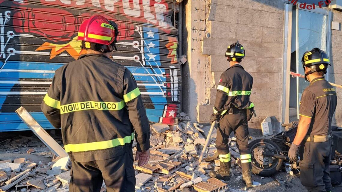 Ordigno esplode davanti ad una palestra a Ostia, danni a struttura e auto parcheggiate. Sul posto gli artificieri Ordigno esplode davanti ad una palestra a Ostia, danni a struttura e auto parcheggiate. Sul posto gli artificieri