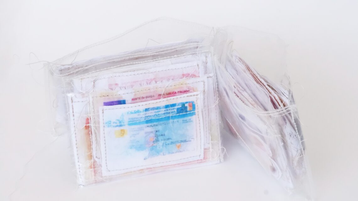 Con il “portafogli trasparente” di papà Alessandro, l’artista Laura Serafini vince concorso a Brera