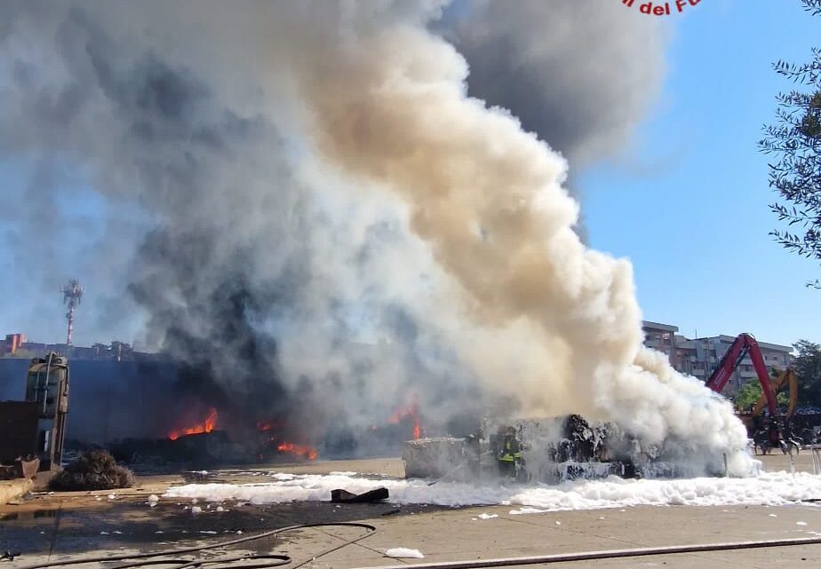 Esplosione a Roma: Conapo, vigili fuoco hanno evitato strage, non sono costo ma investimento Esplosione a Roma: Conapo, vigili fuoco hanno evitato strage, non sono costo ma investimento
