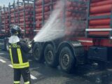 Paura sull’A1, camion con bombole di metano in fiamme, intervengono i Vigili del Fuoco