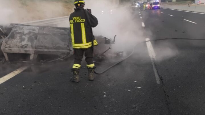 Schianto tra auto sull’A1 a Capua, un veicolo si ribalta, l’altro prende fuoco. Tre feriti gravi