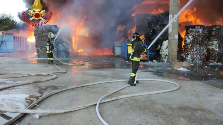 Incendio in azienda di riciclaggio a Pastorano: fiamme sotto controllo dopo ore di lavoro