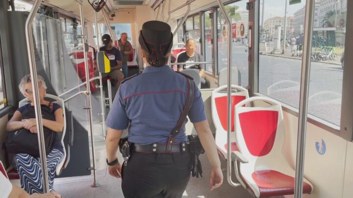 Aggressione razzista sul bus a Roma, misure cautelari per quattro giovani italiani