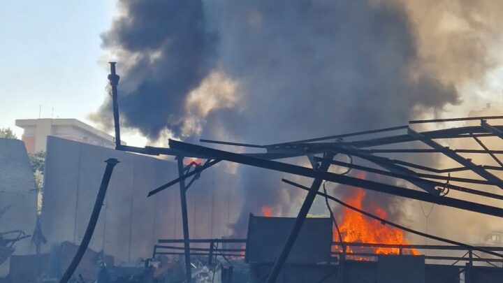 Esplosione in un distributore di carburante in Via dei Gordiani a Roma, Vigile del Fuoco ferito, incendio in corso