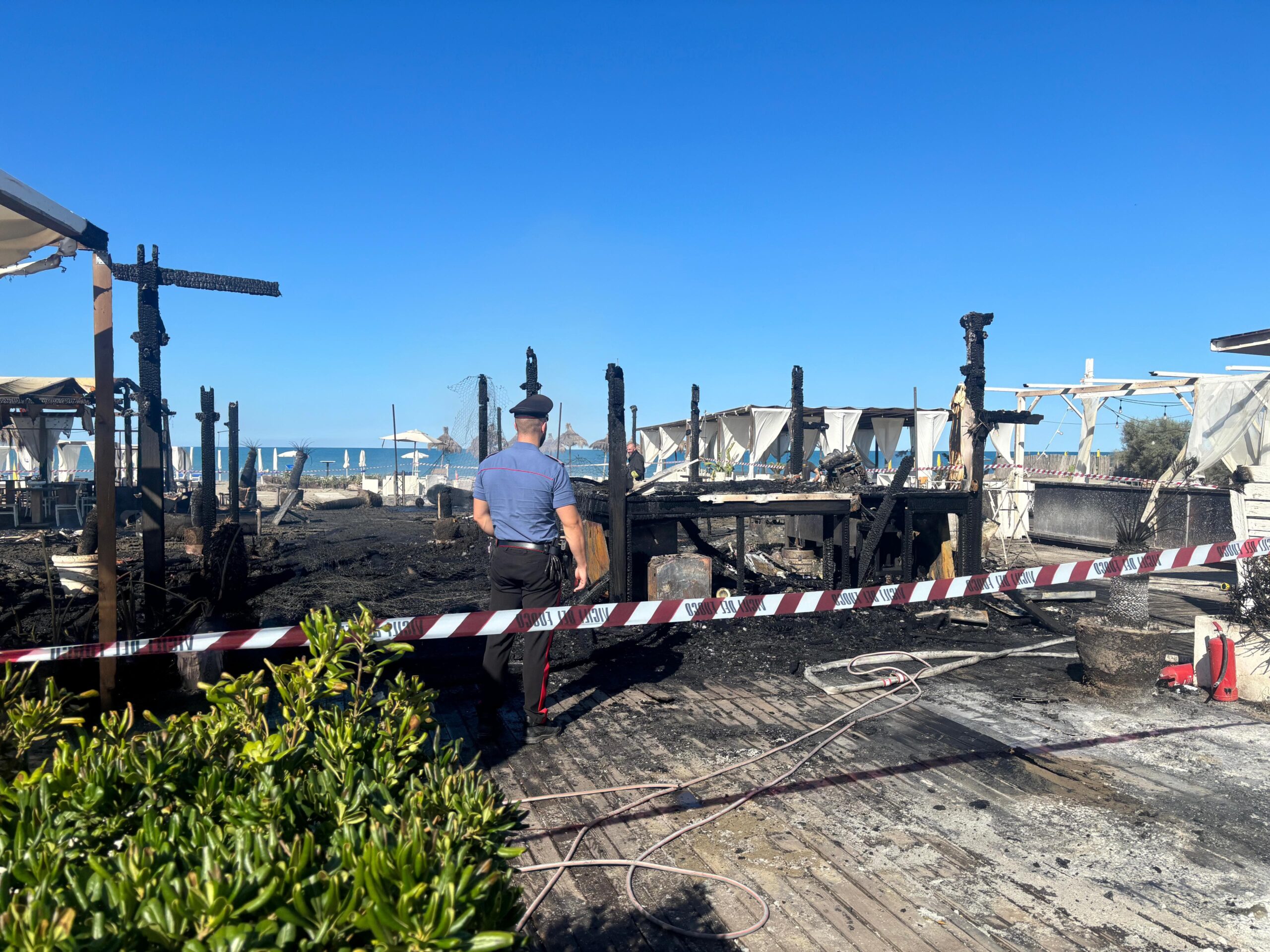 Stabilimento balneare in fiamme a Fiumicino, intossicata dipendente ...