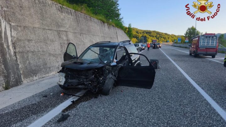 Incidente sulla SS17 a Forlì del Sannio, auto si scontra con un camion, un ferito