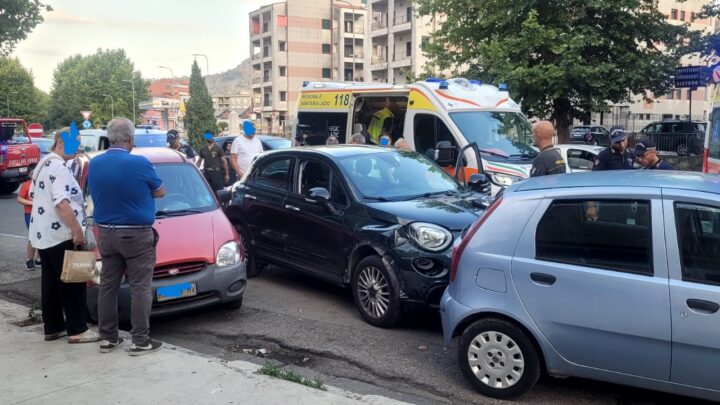 Incidente stradale in via Garigliano, conducente di una Fiat 500 perde controllo e carabola su auto parcheggiate