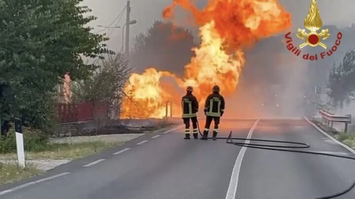 Capannone in fiamme in prossimità della via Casilina a Ferentino, ad alimentare il rogo anche una fuga di gas