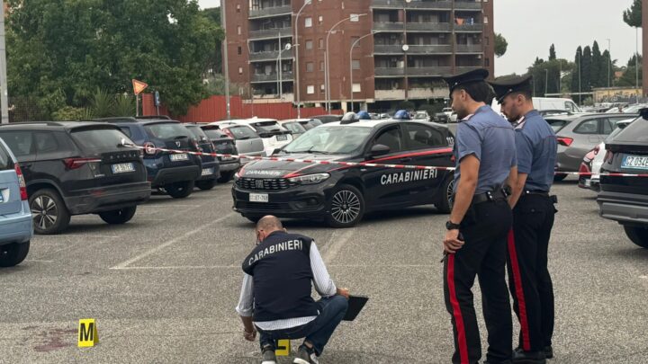 Agguato nel quartiere Don Bosco a Roma, uomo ferito a colpi di pistola. Indagano i carabinieri