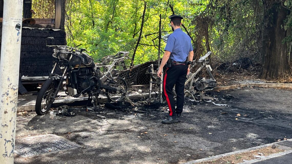 Incendiate due moto e un chiosco a Montesacro, indagini in corso