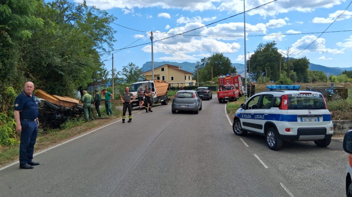 Incidente stradale a Piedimonte San Germano, si ribalta mezzo raccolta rifiuti De Vizia, feriti due operai Incidente stradale a Piedimonte San Germano, si ribalta mezzo raccolta rifiuti De Vizia, feriti due operai