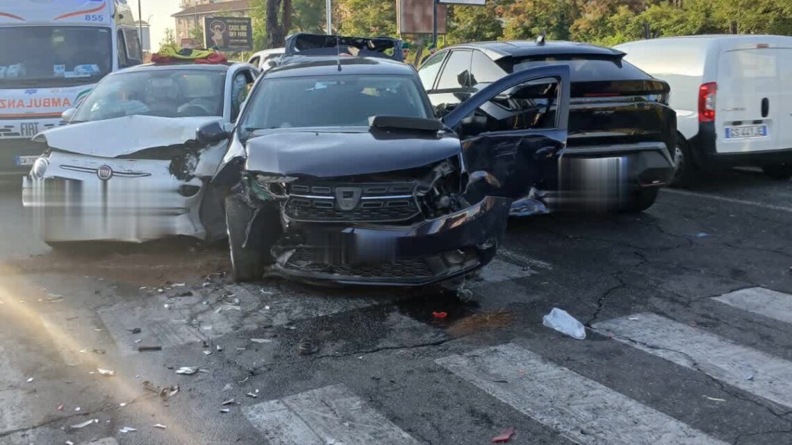 Incidente stradale sulla Casilina a Roma, coinvolte 4 auto, diversi i feriti
