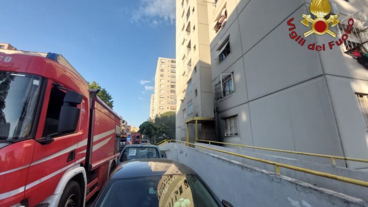 Incendio in palazzina Ater di 15 piani a Roma, evacuati 72 appartamenti. Cinque persone intossicate