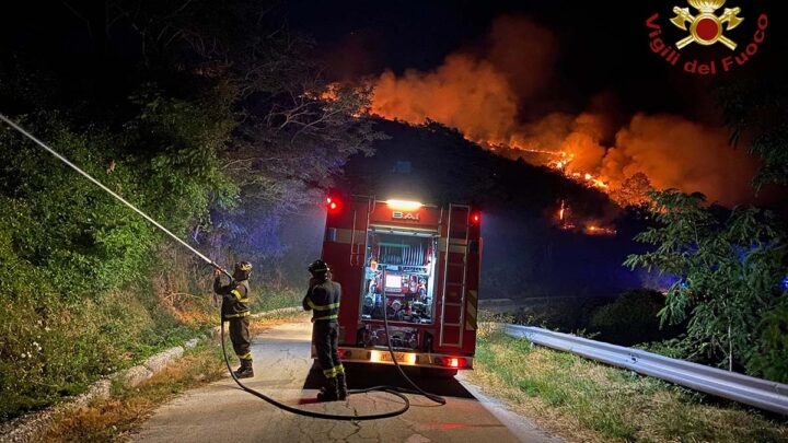 Agnone, domato il vasto incendio: oltre 85 ettari distrutti. Imponente intervento dei Vigili del Fuoco e delle squadre antincendio regionali