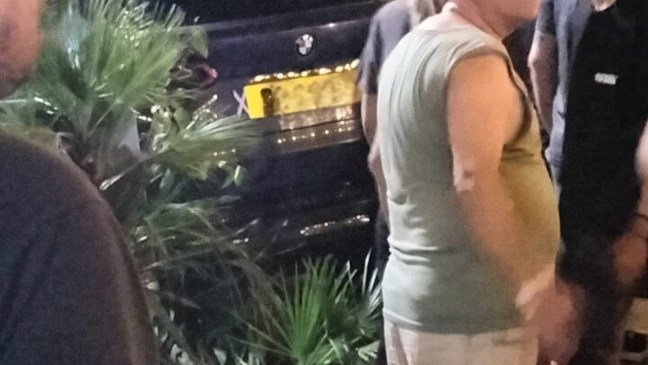 Panico a Cervaro, auto esce di strada e travolge tavoli e sedie davanti al chiosco della piazza