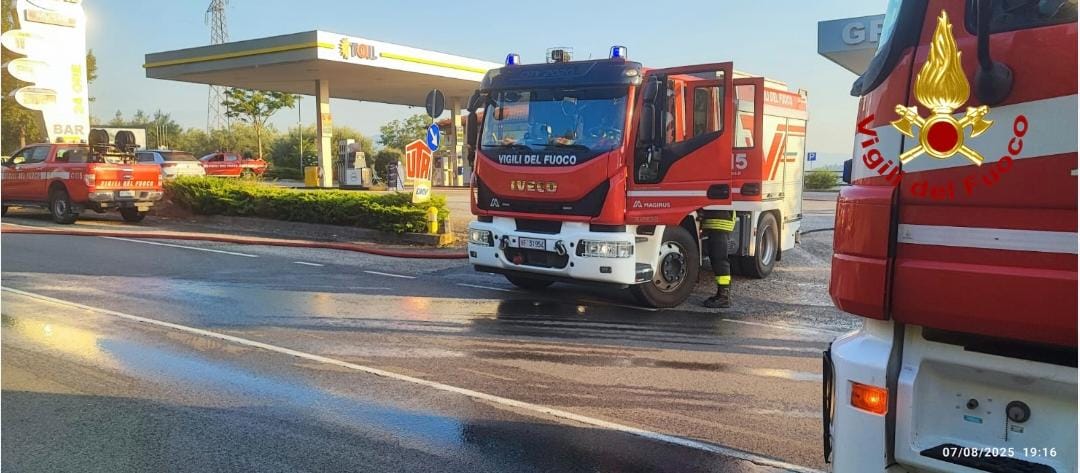Perdita di GPL al distributore Toil, intervento in corso dei Vigili del Fuoco
