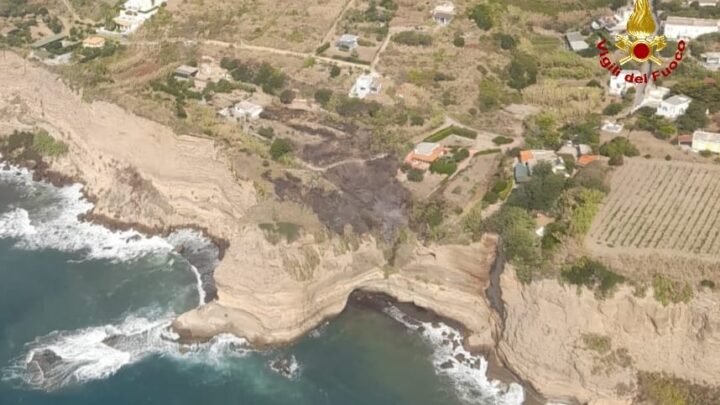 Ventotene – Incendio nella notte a Cala Battaglia, Vigili del Fuoco e Protezione Civile domano le fiamme