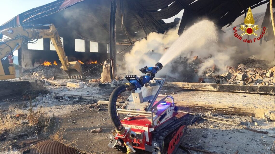 Teano – Da quattro giorni vigili del fuoco impegnati a spegnere l’incendio nell’azienda di stoccaggio rifiuti