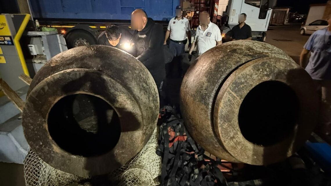 Con reti a strascico “pescano” due grosse anfore, importante ritrovamento di reperti storici a Gaeta