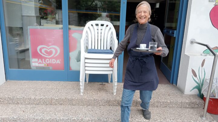 A 82 anni cameriera nel Parco del Talvera per passione e per aiutare i figli, Maria Luigia “il segreto della longevità è in una vita sana”