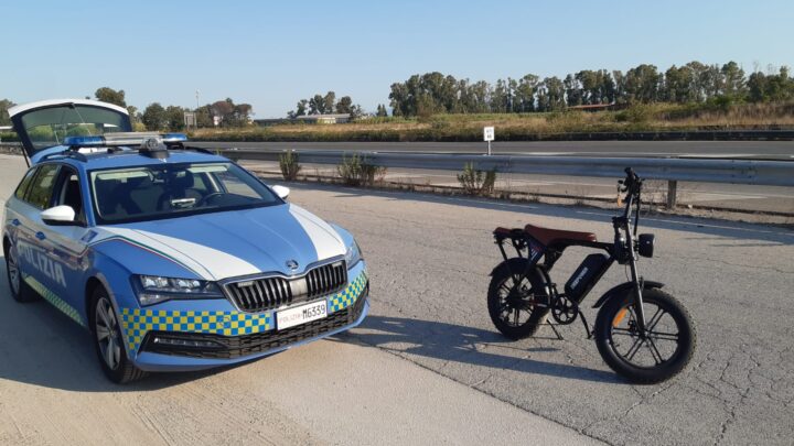 A 55 chilometri orari sulla Pontina, e-bike “da corsa” ma irregolare, scatta il sequestro