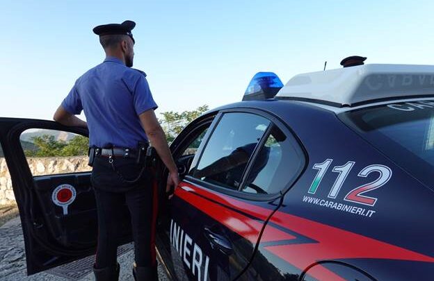 Accoltellato in strada a Ostia, 19enne in fin di vita