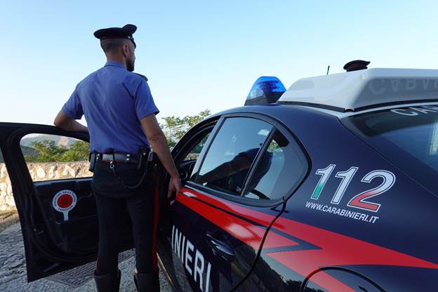 Accoltellato in strada a Ostia, 19enne in fin di vita