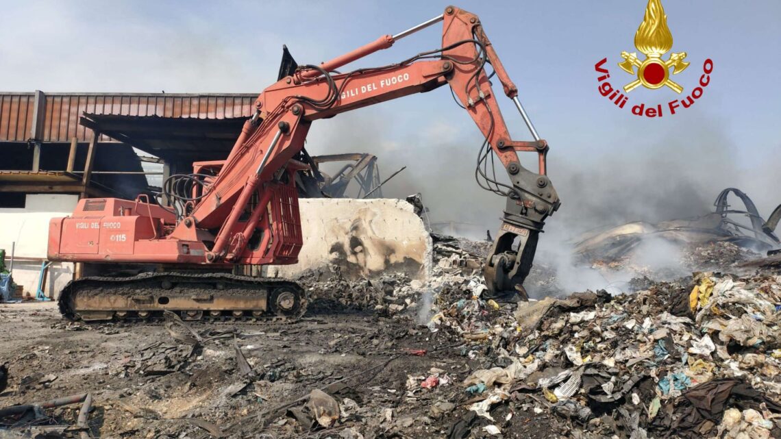 Incendio azienda rifiuti a Teano, Vigili del Fuoco al lavoro dal 16 agosto
