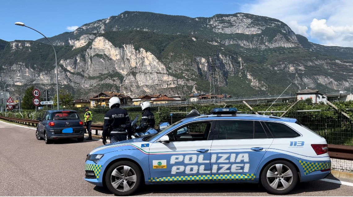 Con traffico in tilt sull’A22, inseguito per 2,5 km sulla corsia di emergenza. Maxi multa per 33enne senza patente