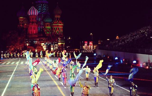 Da Cori a Mosca per “sbandierare” la parola Pace ma cancellando l’Ucraina, divampa la polemica sul gruppo degli Sbandieratori storici