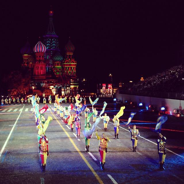 Da Cori a Mosca per “sbandierare” la parola Pace ma cancellando l’Ucraina, divampa la polemica sul gruppo degli Sbandieratori storici