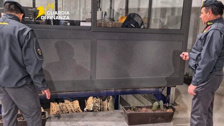 Maxi blitz della Guardia di Finanza, scoperta fabbrica clandestina di sigarette in un bunker sotterraneo a Cassino