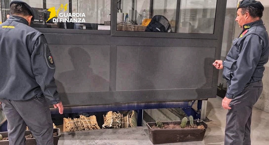 Maxi blitz della Guardia di Finanza, scoperta fabbrica clandestina di sigarette in un bunker sotterraneo a Cassino