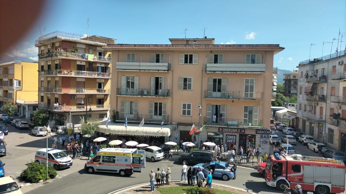 Incidente stradale a Cassino, auto travolge tavoli davanti alla paninoteca Risciò