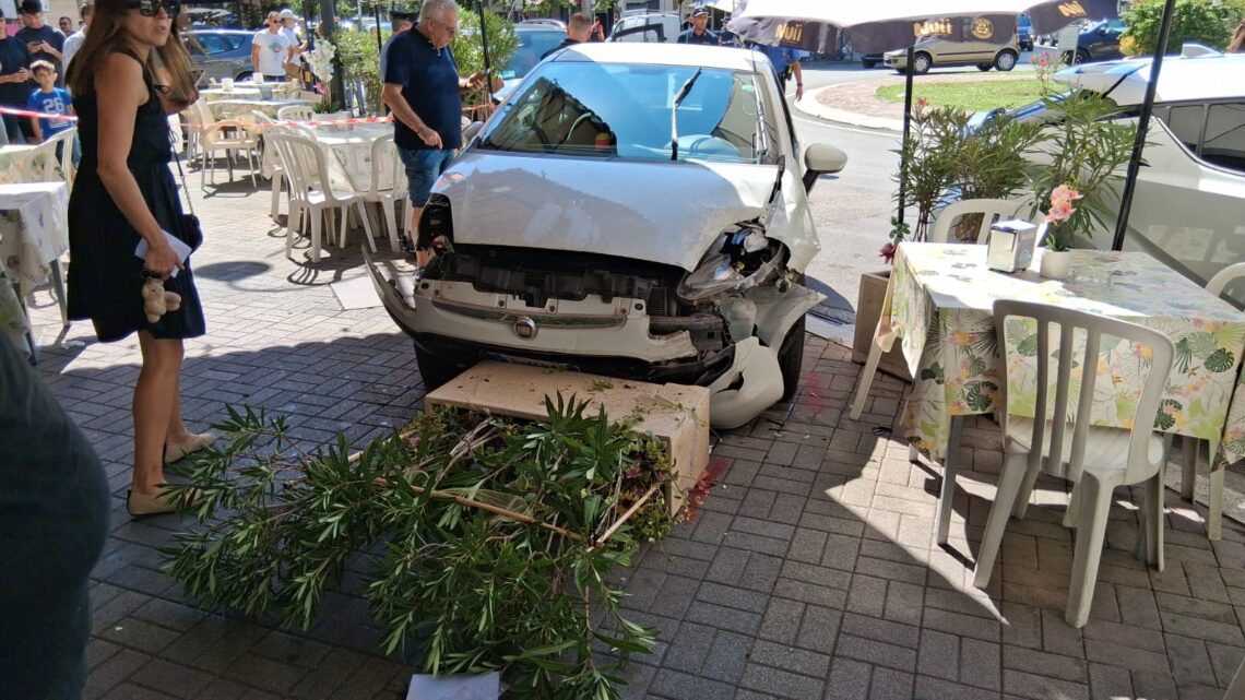Auto sul marciapiedi al Risciò, era guidata da anziana donna