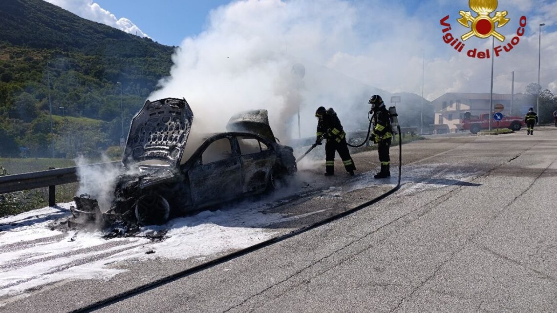 Auto in fiamme a Castelpetroso, intervento dei Vigili del Fuoco