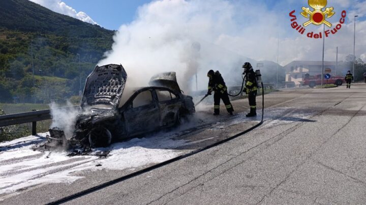 Auto in fiamme a Castelpetroso, intervento dei Vigili del Fuoco