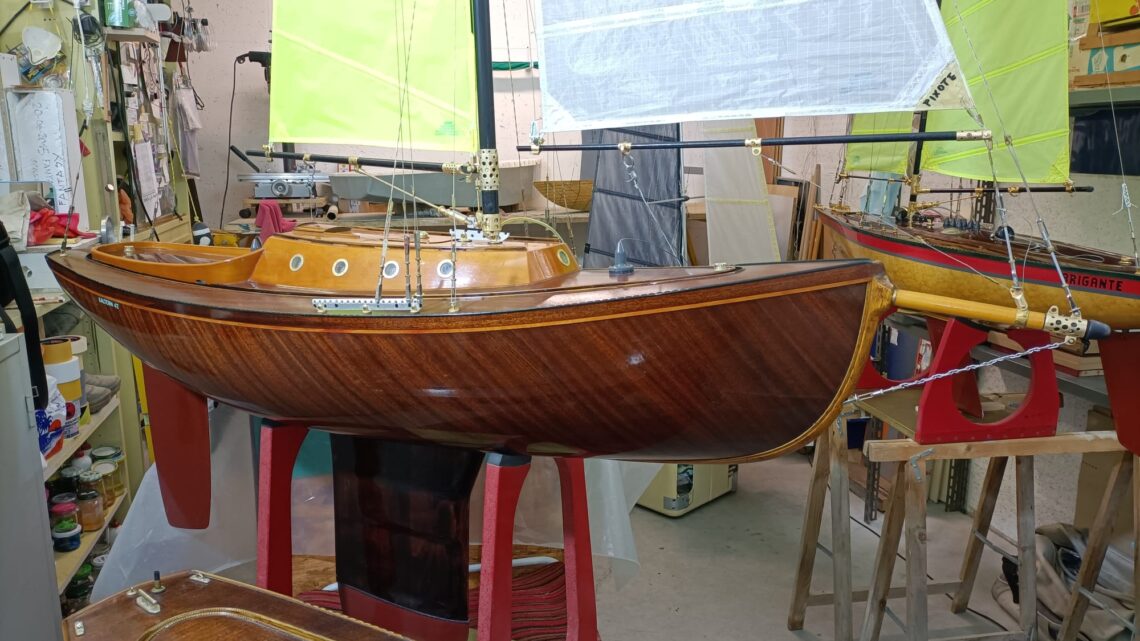 Un cantiere navale tra le Dolomiti, la passione di Giovanni, costruttore di velieri in miniatura