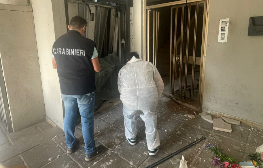 Attentato dinamitardo tra spacciatori a Latina, causa danni a palazzo. Sequestrata droga e armi