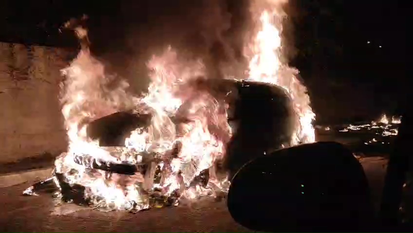 Auto in fiamme nel rione Colosseo a Cassino, indagini in corso – il video