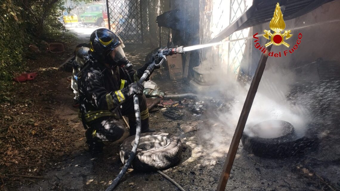 Incendio a San Pietro Infine, fiamme in un box auto