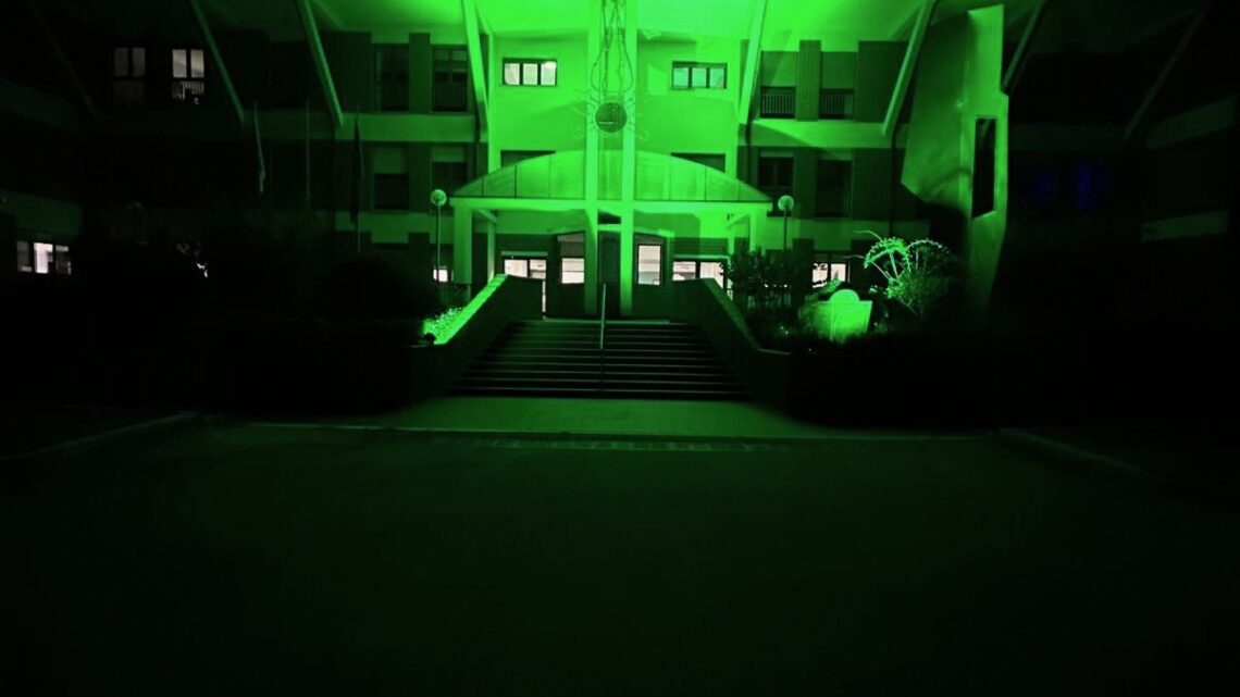 La sede del comando dei Vigili del Fuoco di Isernia si illumina di verde per la giornata mondiale PANS e PANDAS