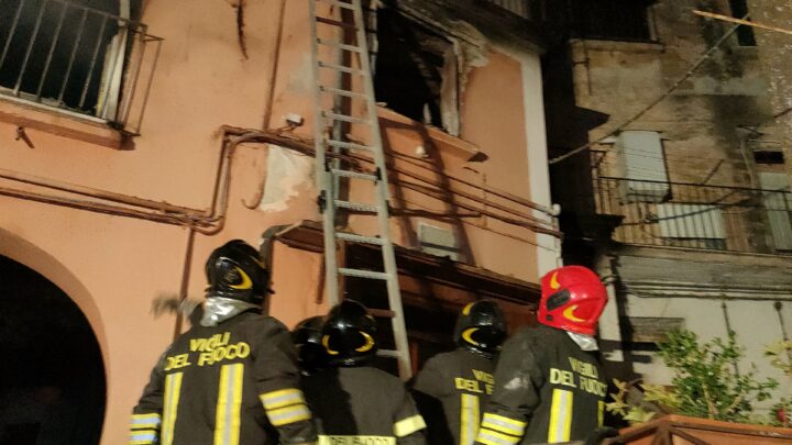 Incendio nella notte a Pietramelara: Vigili del Fuoco domano le fiamme in un appartamento di via Roma