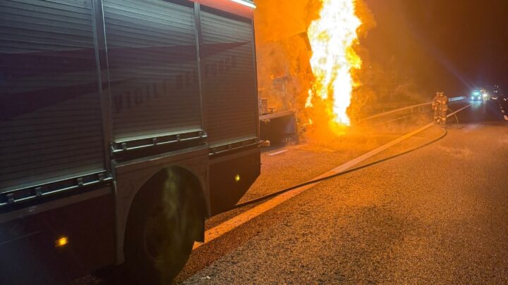 Autoarticolato in fiamme, intervento in A1 nella notte dei Vigili del Fuoco