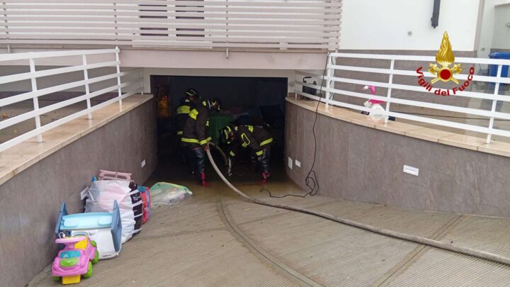 Maltempo nel casertano, oltre 25 interventi dei Vigili del Fuoco. Salvati a Castel Volturno neonato e bambino bloccati in auto