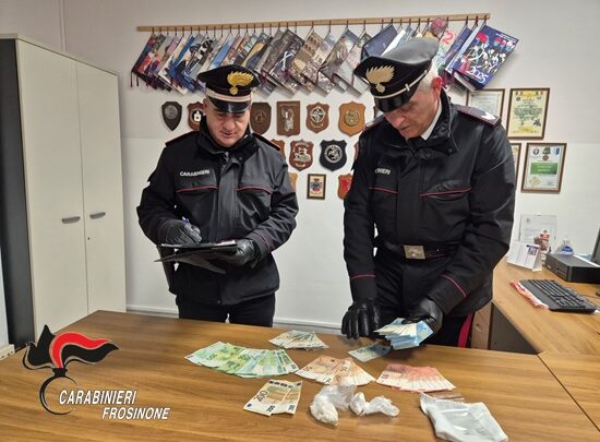 Due cuori, una capanna con cocaina e crack. Ad Anagni arrestata coppia di spacciatori