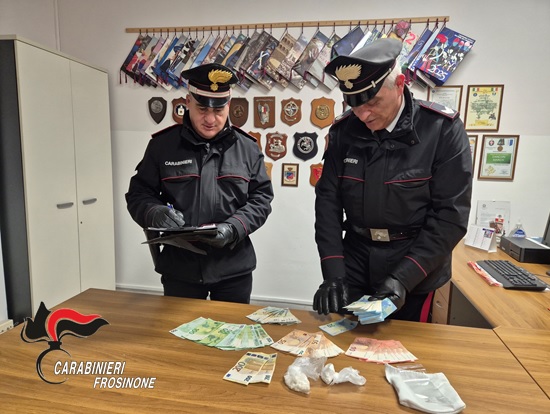 Due cuori, una capanna con cocaina e crack. Ad Anagni arrestata coppia di spacciatori